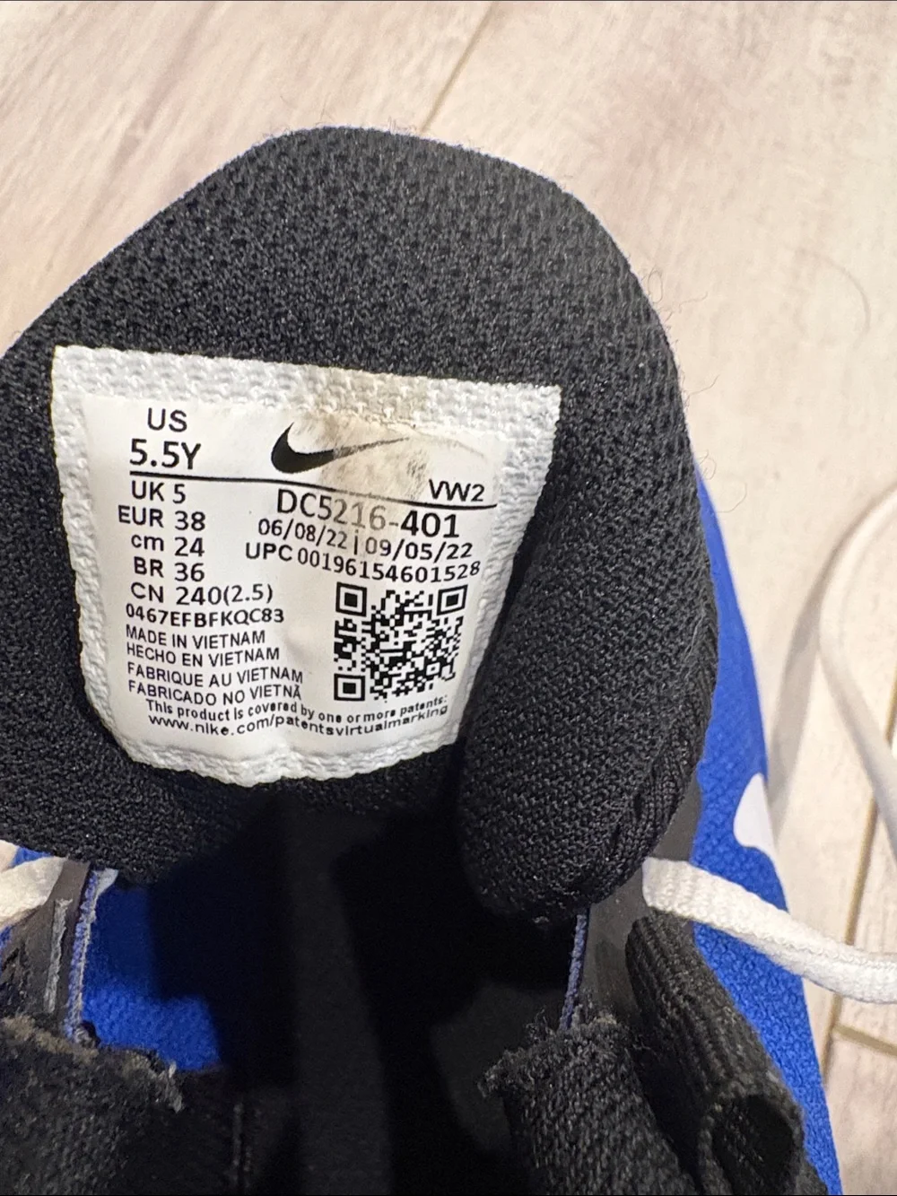 Nike size 5,5 boys basketball sneakers